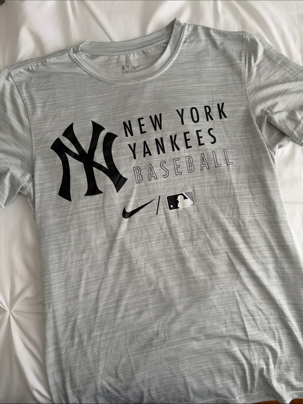 Nike Light Gray New York Yankees Graphic Tee